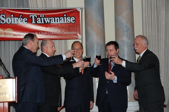 (left to right) Minister John Duncan, MP Ron Cannan, Taiwan Representative Dr. David Lee, Minister Jason Kenney and Minister Vic Toews toast to Taiwan-Canada Relations.