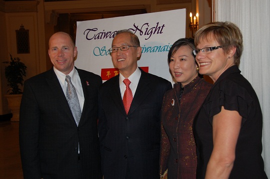 Dr. David Lee and Mrs. Lee greet MP Ron Cannan, Chair of Canada-Taiwan Parliamentary Friendship Group, and Mrs. Cannan