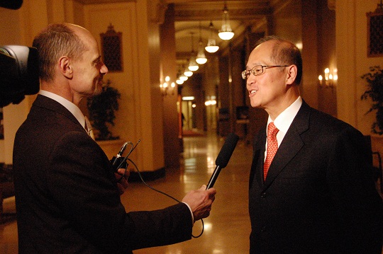 David Battistelli, journalist of OMNI TV interviews Dr. David Lee at Taiwan Night.