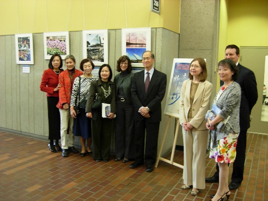Taiwan Representative Dr. David Lee meets leaders of Taiwanese Communities in Ottawa at the exhibition.