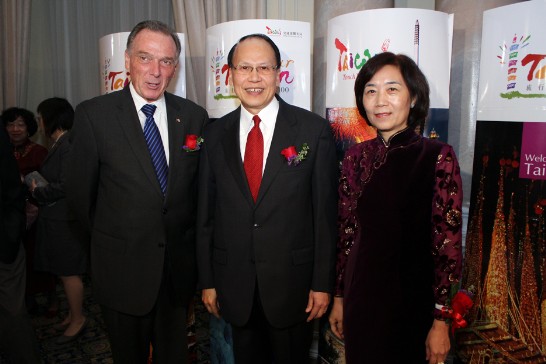 ROC (Taiwan) Representative Dr. C.K. Liu and Mrs. Liu welcome Peter Kent, Minister of the Environment