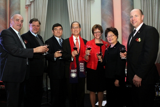 Julian Fantino(Associate Minister of National Defence)(left), Peter Penashue (Minister of Intergovernmental Affiars)(3rd from the left),Ron Cannan (Chairman of the Canada-Taiwan Parliamentary Friendship Group)(right), Alice Wong(Minister of State,Seniros)(2nd from the right), Diane Finley(Minister of Human Resources and Skills Development)(3rd from the right), and Dr. David Lee toast to Canada-Taiwan relations