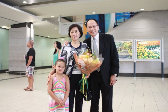 The five-year-old girl Nianci Hsu presents greeting flowers to Dr. and Mrs. Liu
