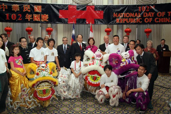 Dr. C.K. Liu and honored guests pose for picture with the lion dancers.