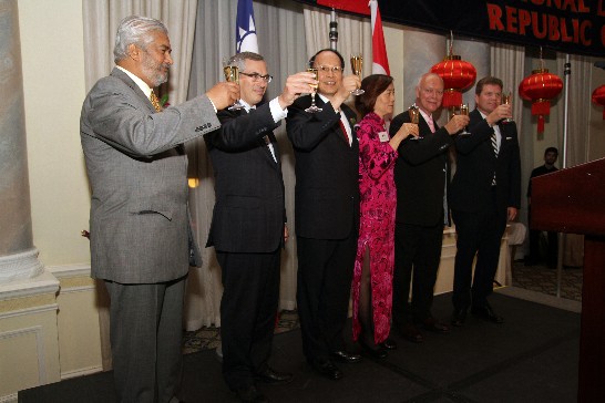 Dr. Liu and honoured guests raise their glasses in a toast to celebrate ROC (Taiwan)’s National Day and cheer for the friendship between Canada and Taiwan.(from left to right: MP Joe Daniel, Presidsent of Treasury Board Tony Clement, Senator Jean-Guy Dagenais, and Deputy Mayor of Ottawa Steve Deroches)