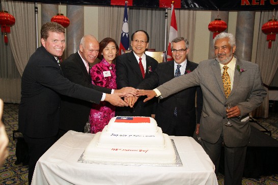 Dr. C.K. Liu, ROC (Taiwan)’s Representative to Canada, and his wife Huey-Pyng Liu cut cake to celebrate the 102nd National Day of the ROC (Taiwan).  Joining Dr. and Mrs. Liu are (from left to right): Deputy Mayor of Ottawa Steve Deroches, Senator Jean-Guy Dagenais, President of Treasury Board Tony Clement and MP and Director of the Canada-Taiwan Parliamentary Friendship Group Mr. Joe Daniel. 