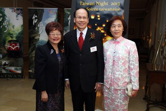 Dr. Chih-Kung Liu, ROC (Taiwan) Representative to Canada, and Mrs. Liu welcome Alice Wong, Minister of State (Seniors).
