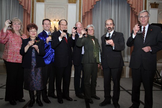 Dr. Chih-Kung Liu, ROC (Taiwan) Representative to Canada, joined by the honourable guests to the “Taiwan Night 2013”, toasts for the Lunar New Year.