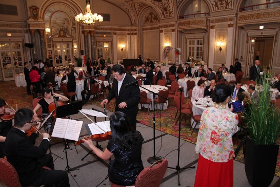 The Taipei Economic and Cultural Office in Canada entertains its guests of the “Taiwan Night 2013” with high quality Taiwanese and Western music performances presented by the Toronto Taiwanese Chamber Orchestra.