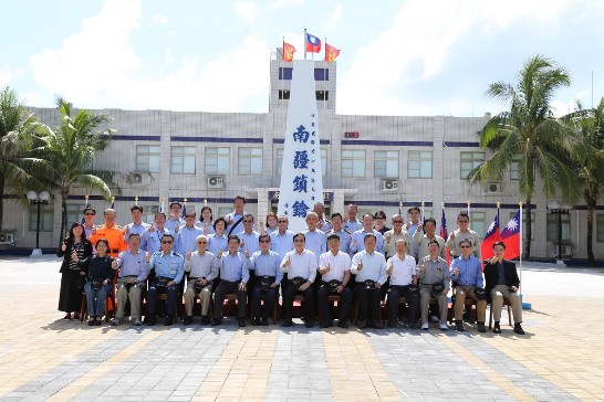 ROC government officials pose on Taiping Island Dec. 12, 2015.