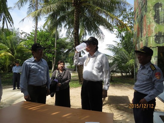 Interior Minister Chen drinks water just drawn from a Taiping Island well, Dec. 12, 2015.