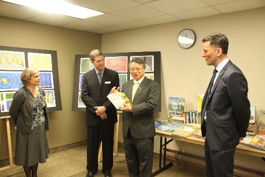 Amb. Bruce Linghu, Representative of the Taipei Economic and Cultural Office in Canada gives an introduction to the Chinese books being donated to the Ottawa Public Library. (from left : Monique Brûlé, Manager, Content Services,OPL; Tony Westenbroek, Manager of OPL’s Main Branch; Amb. Bruce Linghu; Member of Parliament, Mr. Paull Dewar)