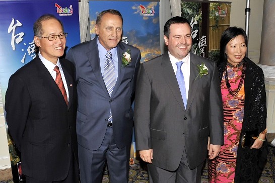 李代表伉儷與加國移民部長Jason Kenney(右二)及原住民部長John Duncan(左二)合影