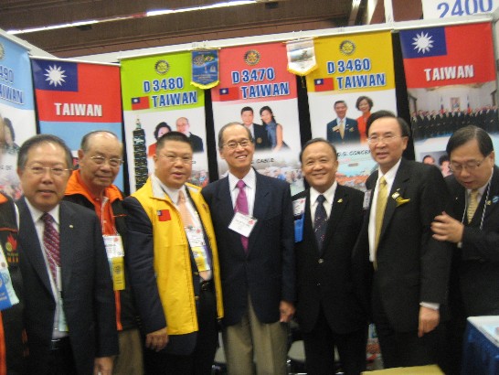 國際扶輪社2010年會，李代表與台灣扶輪社友於台灣館前合影