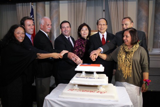 劉代表伉儷與出席酒會之加國部長一齊祝賀中華民國生日快樂