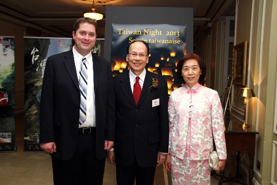 中華民國駐加拿大代表劉志攻伉儷接待參加「台灣之夜」晚會的加國國會議長 Andrew Scheer