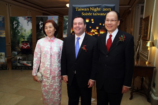 中華民國駐加拿大代表劉志攻伉儷接待參加「台灣之夜」晚會的移民部長肯尼 (Jason Kenney)