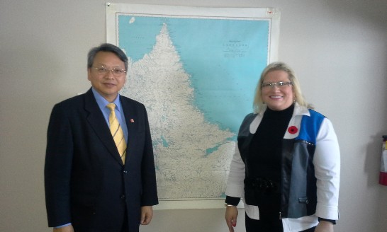 令狐榮達大使11月10日參訪聯邦眾議員Yvonne Jones位於Labrador City選區辦公室