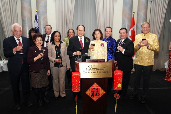 劉大使夫婦與加拿大部長Jason Kenney(右二)、John Duncan(左四)及Alice Wong(左三)、以及政黨領袖代表-新民主黨眾議員Sadia Groguhé(左五)、Peter Julian(右一)以及自由黨眾議員John McCallum(左一)向來賓敬酒