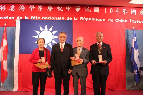 林公使明誠(左2)代表馬總統頒贈「抗戰勝利70週年紀念章」予