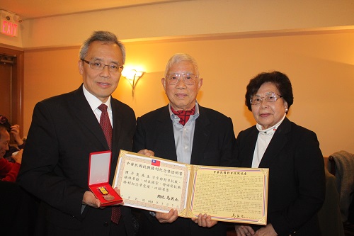 林公使明誠頒贈「抗戰勝利70週年紀念章」予傅子良先生