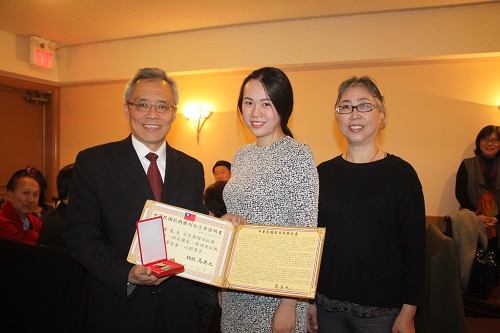 林公使明誠頒贈「抗戰勝利70週年紀念章」予朱亞泉先生