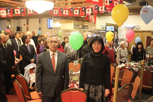 林公使明誠夫婦與出席渥太華僑界國慶餐會來賓合唱加拿大國歌及中華民國國歌