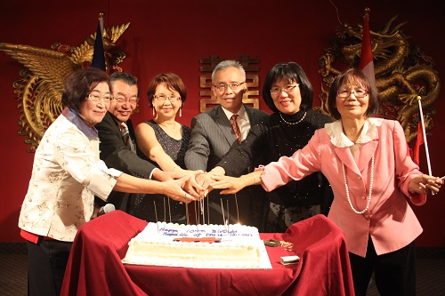 林公使明誠(右三)夫婦與渥太華僑界活動籌備委員會三位共同主席