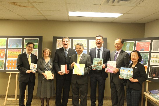 令狐榮達大使(中)與聯邦眾議員Paul Dewar (右三)、渥太華市立圖書館圖代表(左三及左二) 暨代表處同仁於贈書後開心合影