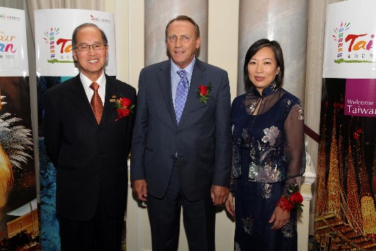 Taiwan Representative Dr. David Lee and Mrs. Lee welcome John Duncan, Minister of Aboriginal Affairs and Northern Development