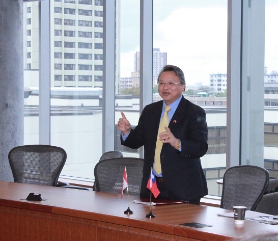 Representative Linghu explains that the Diaoyutai Islands belong to the Republic of China.