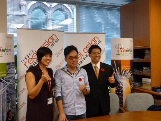 經文處處長陳文儀(右)與林育賢導演(中)及Toronto Reel Asia International Film Festival藝術總監Heather Keung(左)合影。