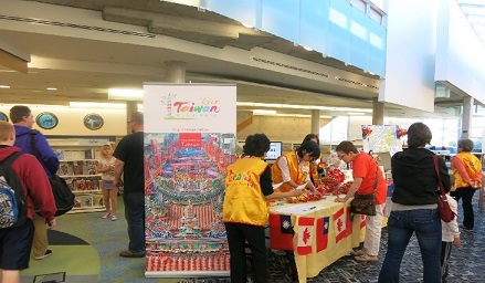 多倫多民俗文化志工參與Ajax市公立圖書館多元文化展示活動