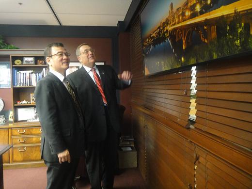 Mayor Atchison gives Director-General Michael Tseng an overview of the city of Saskatoon