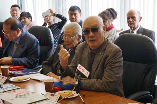 受獎者唐春江先生(右一)講述參與抗戰經歷與感受
