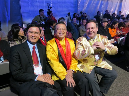 莊處長與國防暨多元文化部長Jason Kenney(右1)、溫哥華市議員Raymond Louie(中)出席開幕活動