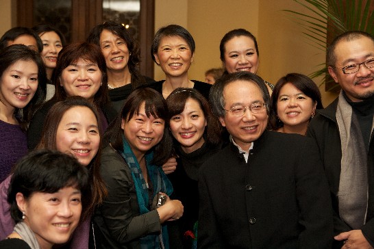 總統夫人與「臺灣交響樂團」團員於酒會中合影