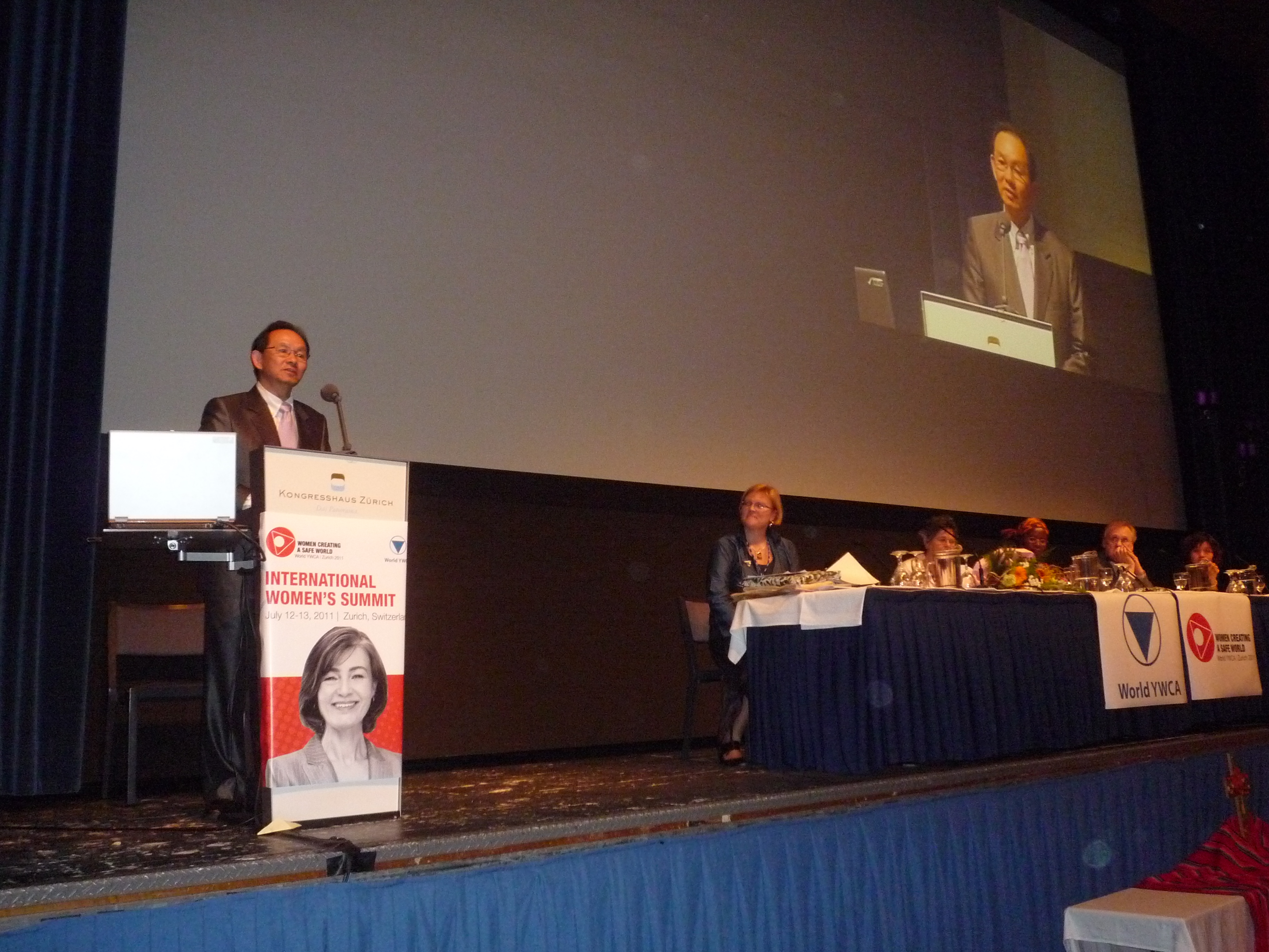 駐瑞士謝代表發達於100年7月13日在由世界基督教女青年會主辦之國際婦女高峰會閉幕儀式中致詞