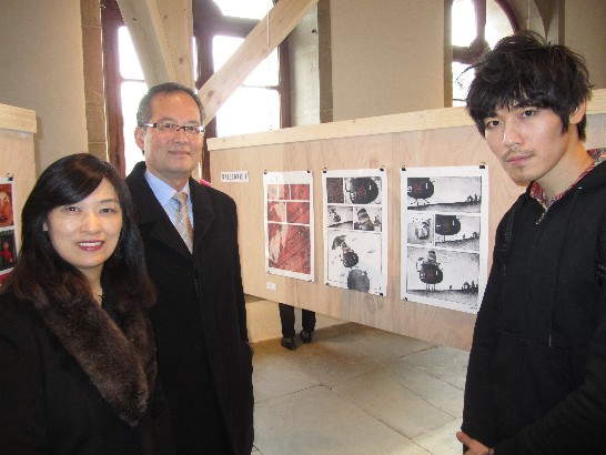 章大使夫婦與台灣漫畫家安哲於其得獎作品前合影