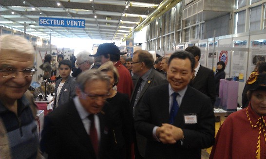 駐日內瓦辦事處俞處長應邀參加第41屆「日內瓦國際發明展」開幕，並於我展區向日內瓦邦邦議會議長Gabriel Barrillier說明我參展作品。