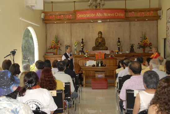 陳大使新東夫婦偕本處全體員眷出席智利佛光山新年活動及為國內震災祈福