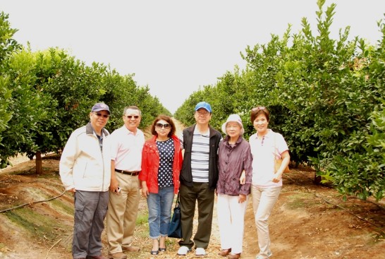 陳大使新東夫婦訪視智利僑領廖學哲果園產業