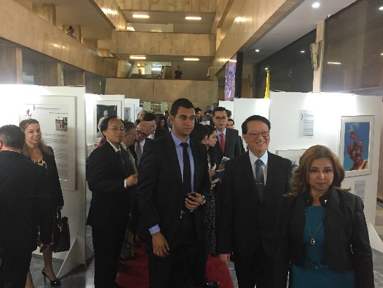 Recorrido por parte de los invitados a la Exposición