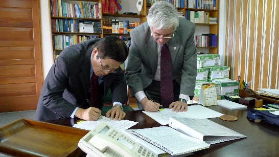 劉代表儒宗與國立大學校長魏斯曼博士簽署台灣書院合作意向書1