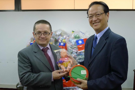 湯代表繼仁捐贈聖誕玩具