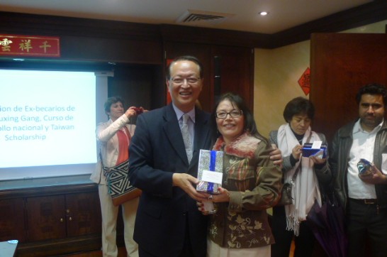 湯代表與獲獎會員合影