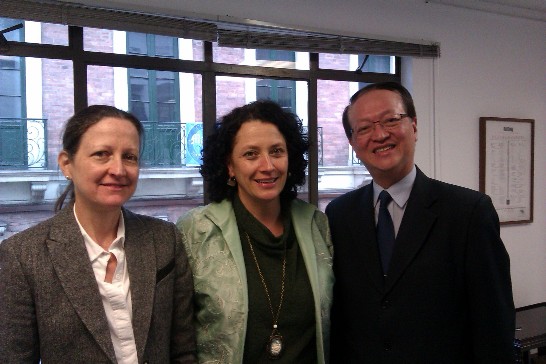左起黃金博物館館長María Uribe、央行文化副總裁Angela Pérez及湯代表繼仁