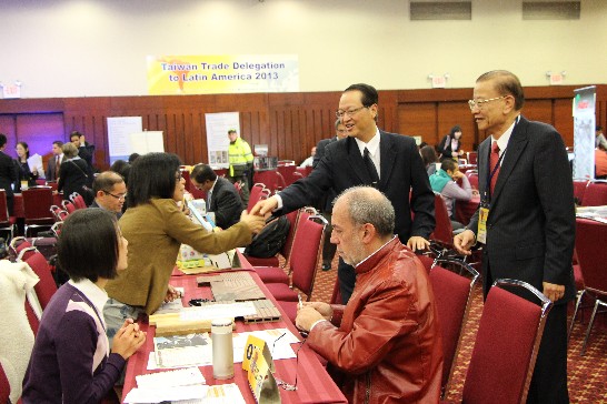 湯代表繼仁一一向貿洽會團員致意