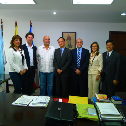 湯代表與卡利市代理市長Javier Pachón及體育局局長Clara Ruz Roldán合影