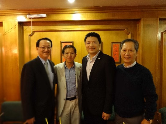 湯代表繼仁與臺商會新舊任會長合影